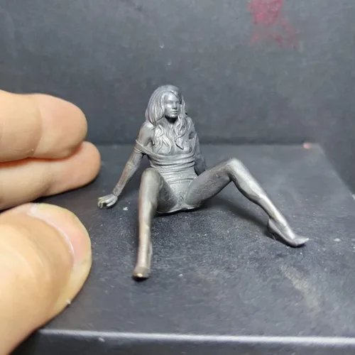 Vista 4 de Estatua femenina sexy de latón sentada, hermosa estatua femenina de metal negro, posición sentada, escultura de mujer, miniaturas, arte corporal