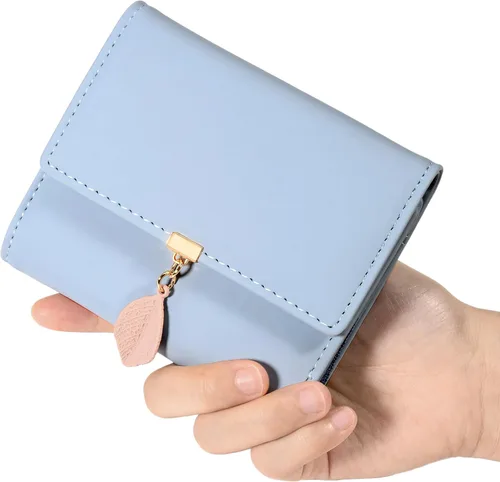 Vista 138 de UTO - Cartera pequeña RFID de piel sintética con dije de hoja, cierre de cremallera y tarjetero.