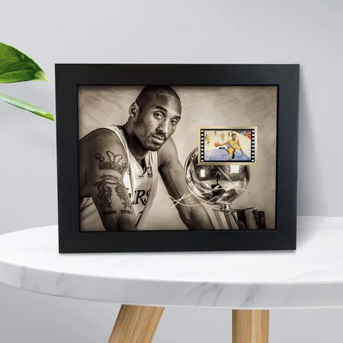 Vista 2 de ORIMAMI Póster Deportivo de Superestrella Kobe Bryant Enmarcado para Escritorio Foto Regalo 8x6 Pulgadas, con Mini Celda de Película Firmada