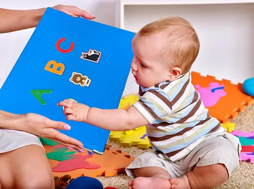 Vista 5 de Juego de tablas de franela de fieltro plegables e independientes para niños pequeños, con 75 letras de aprendizaje de fieltro, piezas de números