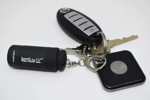 Vista 4 de DirectGlow - Linterna LED USB UV con luz negra, recargable, portátil, para identificación de pasaporte, detección de moneda, campamento (1, negro)