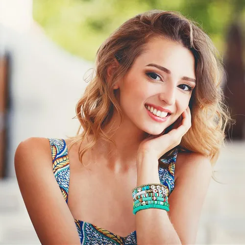 Vista 5 de Colorida pulsera elástica apilable, estilo bohemio, con cuentas, pulsera Heishi Surfer apilable Y2K, joyería de moda, conjunto múltiple de amistad