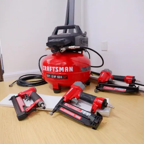 Vista 9 de Craftsman Compresor de Aire Tipo Panqueque de 6 Galones Kit Combo de 4 Herramientas, 150 PSI, Libre de Aceite, Incluye Clavadora de Acabado 16GA