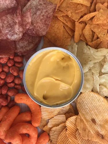 Vista 7 de Queso para untar, estable en el estante, Wisconsin, ideal como bocadillos para pretzels o verduras, (1 unidad, queso cheddar añejo)