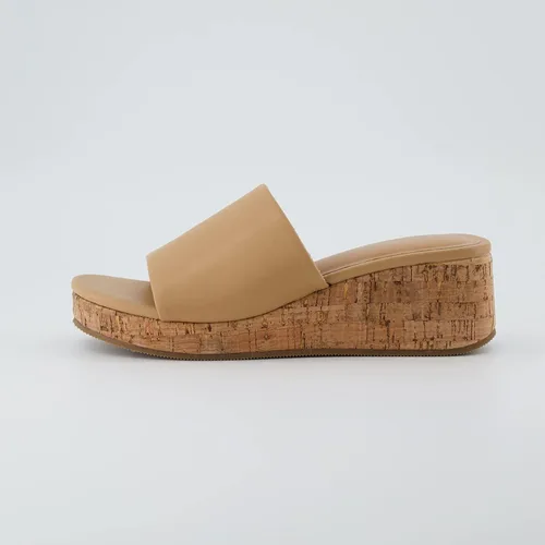 Vista 2 de CUSHIONAIRE Sandalia de cuña de corcho Nano para mujer+espuma viscoelástica, anchos disponibles