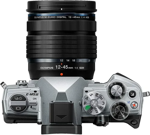 Vista 2 de OM SYSTEM Olympus OM-D E-M5 Mark III Cuerpo Plateado con Lente M.Zuiko Digital ED 12-45mm F4.0 PRO Negra Kit
