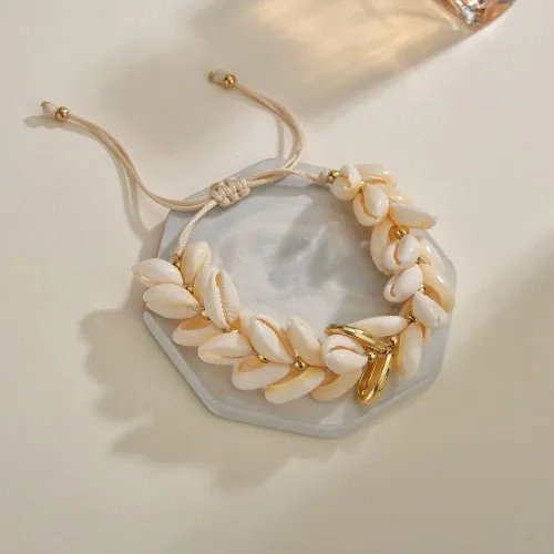 Vista 4 de GUAFEIH Pulseras de conchas de playa doradas hechas a mano trenzadas Roop pulseras de cuentas, pulseras de cadenas con dije de cadena multicapa