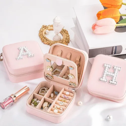 Vista 2 de Qncssk Joyero de viaje para mujeres y niñas, pequeño joyero organizador de almacenamiento con perlas con purpurina inicial - Mini elegante regalo