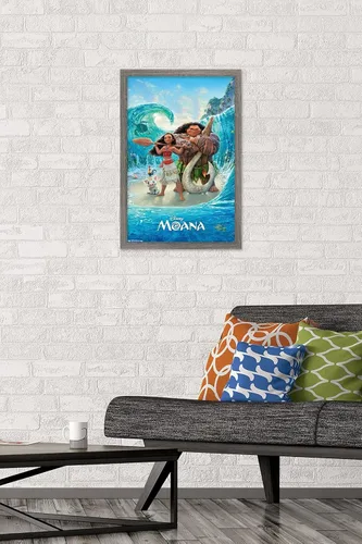 Vista 2 de Trends International Disney Moana - Póster de pared con suelo oceánico, 22.4 pulgadas de largo x 14.7 pulgadas, versión enmarcada en madera