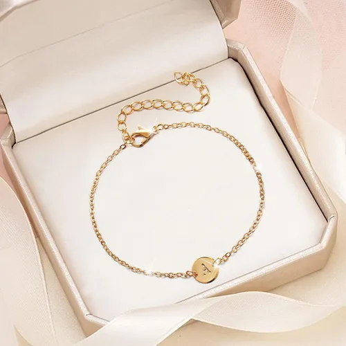 Vista 4 de Pulsera personalizada con inicial chapada en oro de 18 quilates, pulsera de letras de acero inoxidable con dije de moneda, delicada pulsera