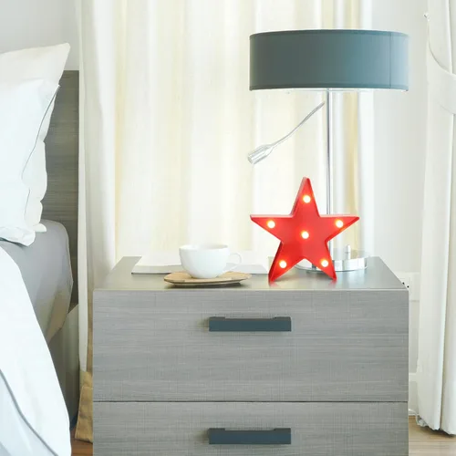 Vista 6 de Jutom 4 piezas de luces de noche de estrella LED de plástico en forma de estrella letrero iluminado marquesina lámpara de escritorio para regalo rojo