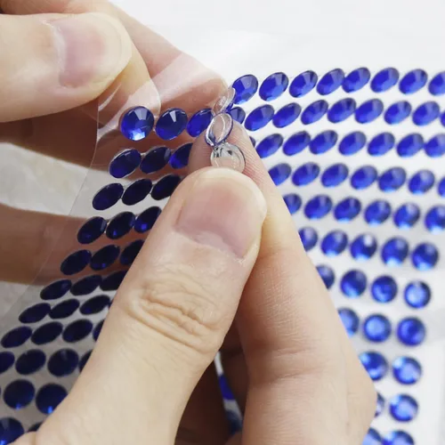 Vista 4 de Calcomanías de gemas de 4 tamaños, 3/4/5/0.236 in, calcomanías de diamantes de imitación autoadhesivas para maquillaje, gemas para la cara, joyas