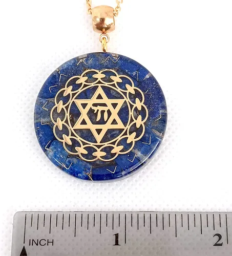 Vista 4 de Collar con colgante de energía de orgón con estrella de David Chai de acero dorado y auténticas piedras de lapislázuli. Fabricado en Estados Unidos