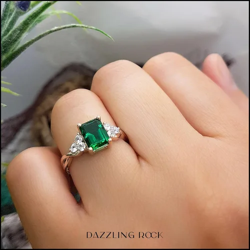 Vista 18 de Dazzlingrock Collection Anillo de compromiso con forma de esmeralda de 0.315 x 0.236 in creado en laboratorio y zafiro blanco redondo de 0.087 in