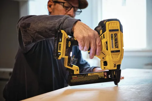 Vista 2 de DEWALT Grapadora de corona estrecha de 20V MAX* 18GA, solo herramienta (DCN681B)