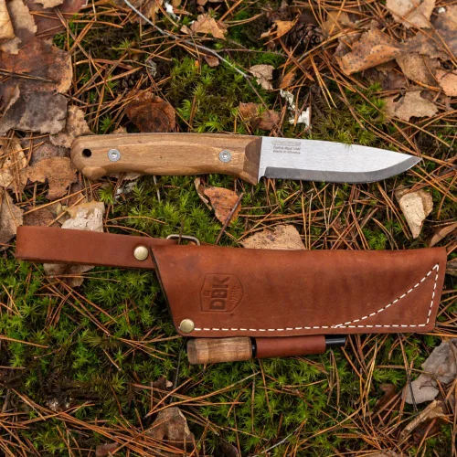 Vista 5 de BPSKNIVES Bushmate 2.0 Diseñado por DBK - Cuchillo Bushcraft - Cuchillo de acero al carbono de hoja fija con funda de cuero y encendedor de fuego