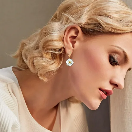 Vista 4 de Just Follow 8 pares de aretes de aro para mujer, hipoalergénicos, pequeños, chapados en oro, circonita cúbica, margarita, aretes colgantes