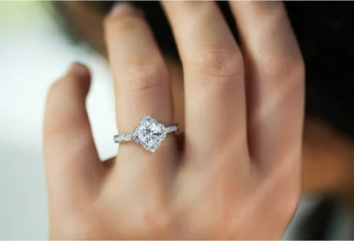 Vista 3 de Kobelli Anillo de compromiso con halo floral de moissanita (G-H) de 1 13 CTW - Múltiples opciones de oro
