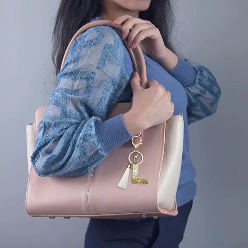 Vista 6 de Llavero de mochila para mujer, llavero de letra inicial para linda llave de automóvil, borla blanca y rosa, cristal brillante