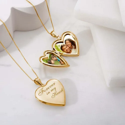 Vista 4 de PicturesOnGold.com Collar con medallón Forever In My Heart para mujer que sostiene fotos en joyería personalizada, regalos para hombres y mujeres