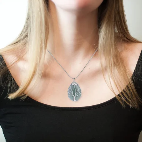 Vista 2 de Collar con colgante de lágrima envuelta en alambre plateado, collar de piedra de cristal curativo de aventurina verde árbol de la vida, joyería