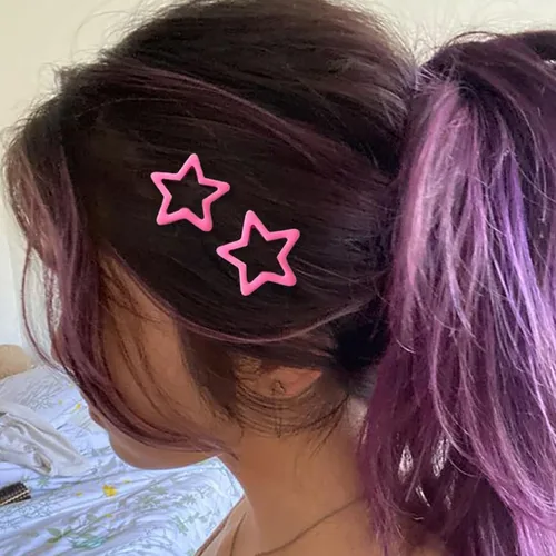 Vista 7 de 10 pinzas para el cabello con forma de estrella roja clara, pasadores para el cabello para niñas, pinzas pequeñas Y2K, antideslizantes, estrellas