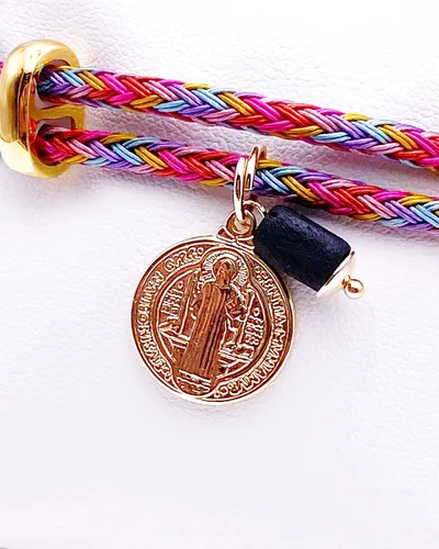 Vista 6 de Pulsera chapada en oro de 18 quilates de San Benito con dije de piedra auténtica de azabache Adjustable Cuerda Chapado en oro