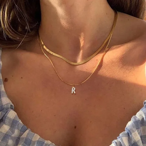 Vista 4 de Pequeños collares con inicial de oro para mujer, chapado en oro de 14 quilates, collar con dije de letra de circonita cúbica, collar personalizado
