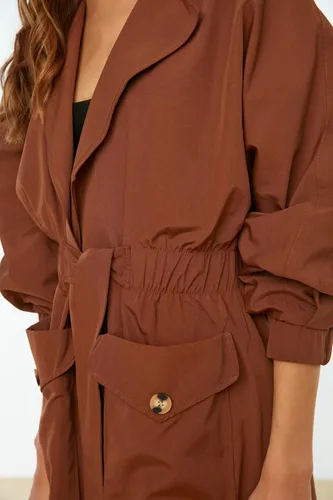 Vista 5 de Trendyol Gabardina tejida de gran tamaño con doble botonadura para mujer, Marrón