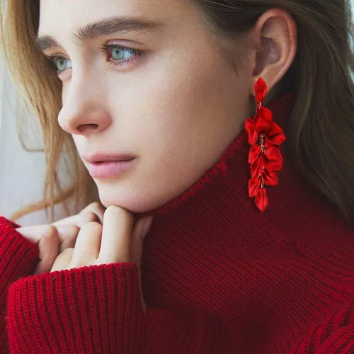 Vista 3 de Just Follow - Aros largos de acrílico con pétalos de rosa, flores grandes y borlas florales para mujeres y niñas