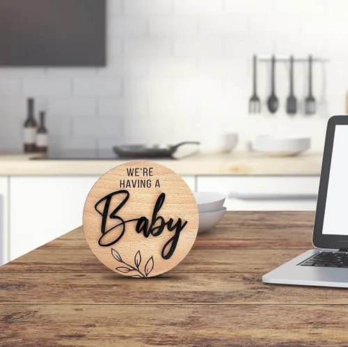 Vista 6 de Letrero de anuncio de embarazo con texto en inglés "We Having a Baby" Disco redondo de anuncio de madera con letras 3D negras decorativas