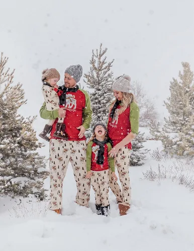 Vista 4 de Lazy One Pijamas de Navidad a juego para la familia, lindos pijamas de Navidad para adultos, adolescentes, niños, bebés y perros.