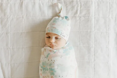 Vista 3 de Copper Pearl Gorro de bebé con nudo superior elástico suave y caprichoso