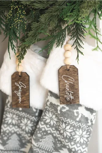 Vista 4 de Etiqueta de nombre de madera con cuentas, etiquetas personalizadas para calcetines de Navidad
