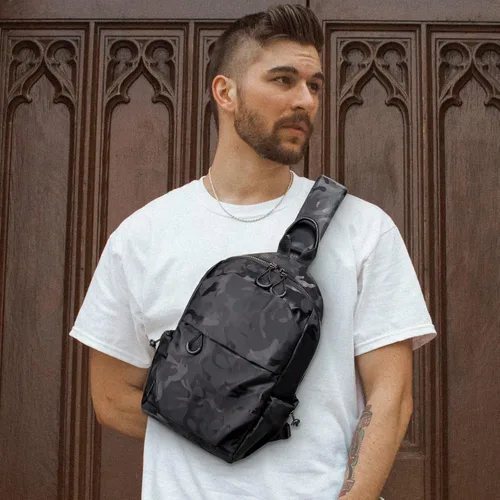 Vista 2 de CANTLOR Bolso bandolera pequeño para hombre, mochila cruzada de viaje, paquete de pecho ligero para exteriores, bolsa de hombro con una correa