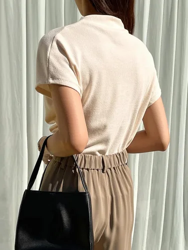 Vista 2 de OYOANGLE Camiseta de manga corta con cuello alto falso y fruncido para mujer