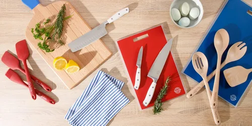 Vista 7 de Sur La Table Kitchen Essentials - Juego de 5 piezas de cuchillos de acero alemán con mango triple remachado en bloque magnético de madera de haya