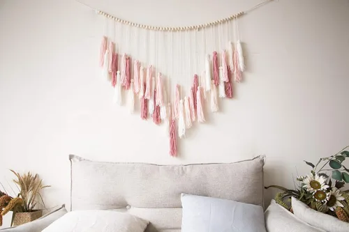 Vista 2 de Decocove Colgante de pared de macramé, grande con cuentas de madera, decoración bohemia para dormitorio, sala de estar y cocina, rosa rubor cálido