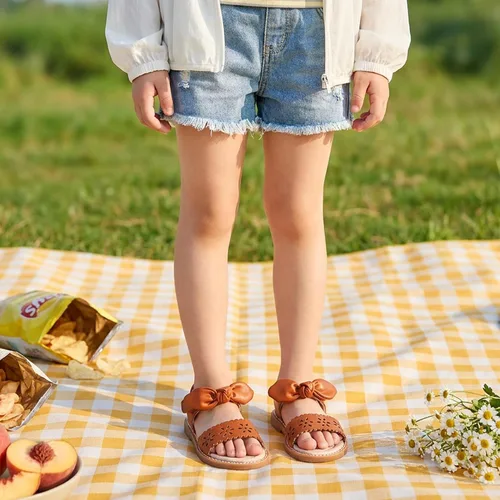 Vista 3 de GINFIVE Sandalias planas para niñas pequeñas, zapatos de vestir con punta Gf361-marrón