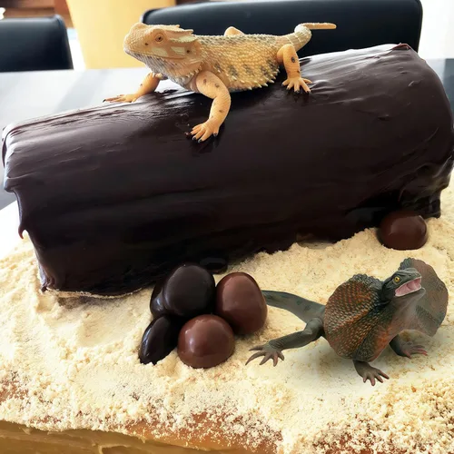 Vista 3 de Gemini&Genius Juguetes de lagarto, figuras de lagarto de dragón barbudo, regalo de accesorios de broma, juego aterrador, divertido adorno de pastel