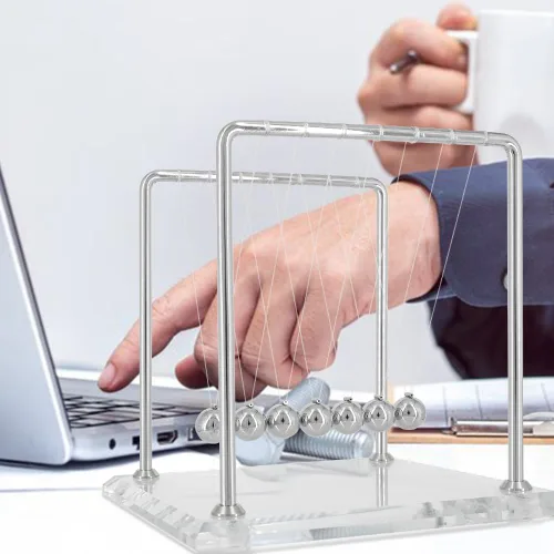 Vista 4 de Newtons - Péndulo de cuna con 7 bolas, bola de equilibrio de más de 60 segundos, base de vidrio, dispositivo de ciencia física para el hogar