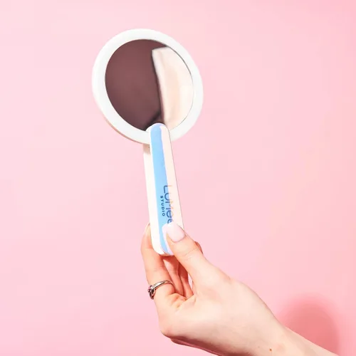 Vista 7 de Lumee Espejo de maquillaje iluminado – Espejo redondo con luz LED con batería recargable, mango plegable, espejo de mano portátil compacto