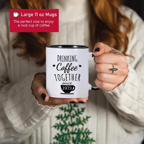 Vista 5 de Regalo de boda del 50 aniversario para padres – Beber café juntos desde 1973 taza de café personalizada con nombre de pareja y año de boda, regalos