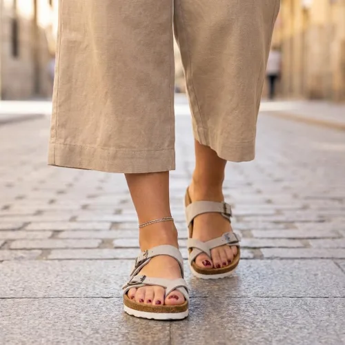 Vista 8 de CUSHIONAIRE Sandalias para mujer Luna con plantilla de corcho y +Confort