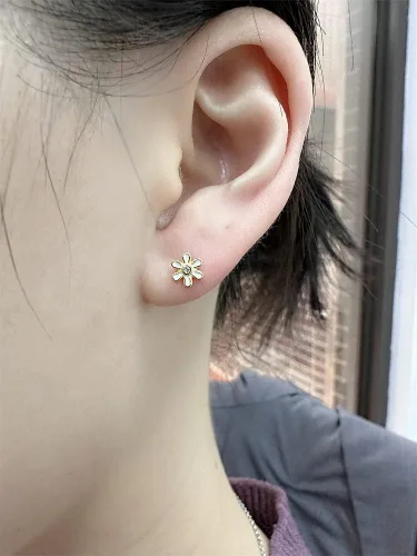 Vista 2 de Aretes de cartílago de margarita pequeña de 18 G para mujeres y niñas, plata de ley 925, chapados en oro de 14 quilates, mini lindos con circonita
