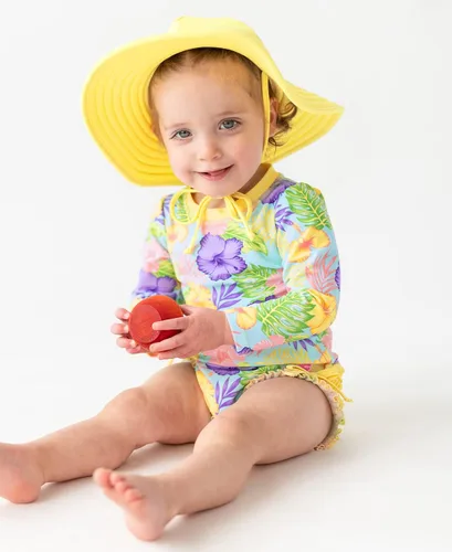 Vista 2 de RuffleButts® - Sombrero de playa con visera ancha y protección solar UPF 50+ para bebés y niñas 80% Nylon 20% Spandex, Reversible Polka Dots Banana