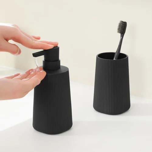 Vista 2 de YAUKPH Dispensador de jabón de baño y soporte para cepillos de dientes a rayas negro