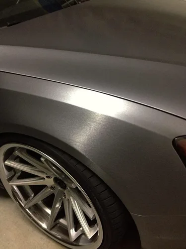 Vista 2 de VViViD® XPO - Rollo de vinilo metálico cepillado gris oscuro para automóvil (1 x 5 pies)
