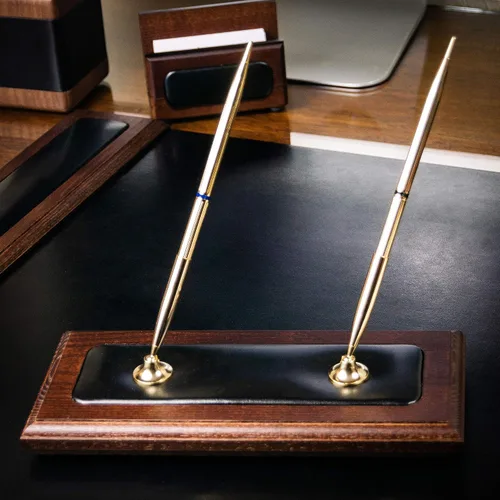 Vista 2 de Dacasso Soporte doble de lujo de nogal y cuero con bola rodante, elegante organizador de bolígrafos y decoración de escritorio ejecutivo