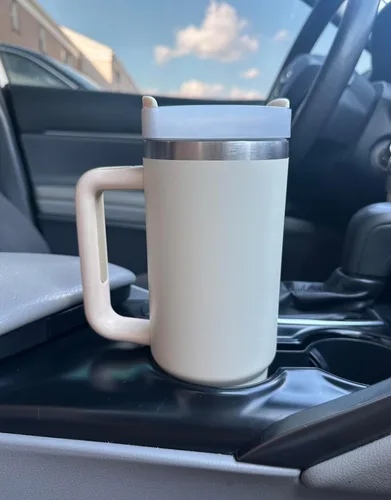 Vista 4 de Termo de acero inoxidable de 30 onzas- Taza con asa, doble pared, tapa hermetica y popote- Mantiene bebidad frias o Calientes- Beige o Negro, ideal